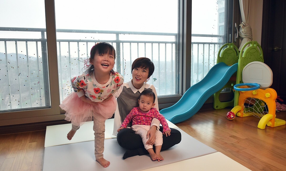Kim Yu-Mi, kỹ sư IT, 38 tuổi, cùng hai con ở nhà riêng tại Seongnam, phía nam Seoul, ngày 13/2/2017. Ảnh: AFP