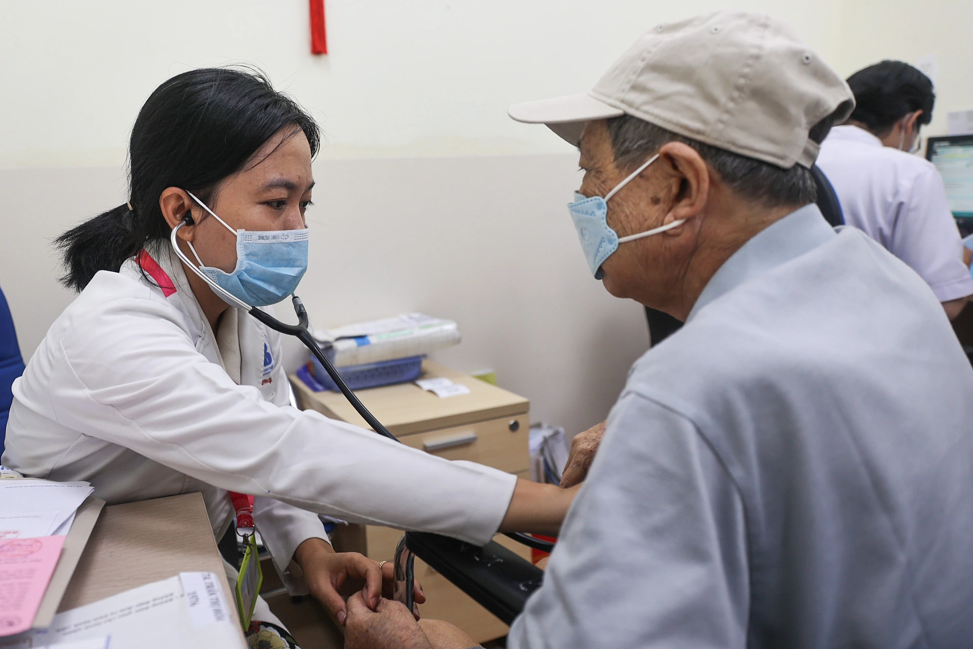 Người lớn tuổi khám bệnh tại bệnh viện ở TP HCM. Ảnh: Quỳnh Trần