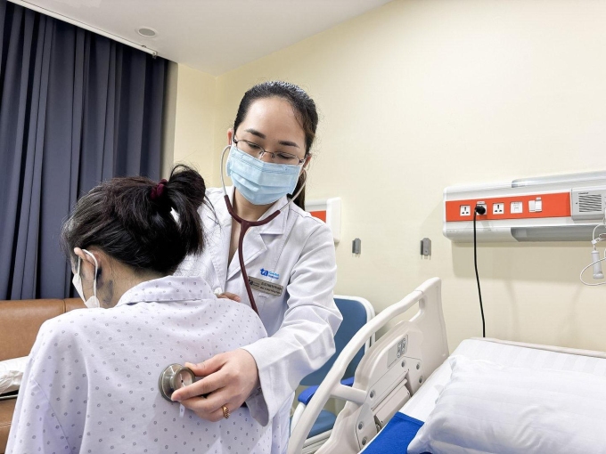 Bác sĩ Thu Ngân thăm khám, kiểm tra sức khỏe của thai phụ đang điều trị bệnh thủy đậu. Ảnh: Bệnh viện Tâm Anh
