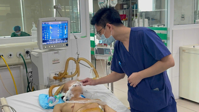 Bác sĩ điều trị cho bệnh nhân. Ảnh: Bệnh viện cung cấp