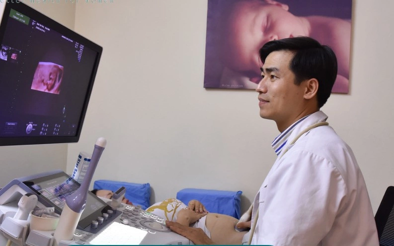 Bác sĩ Thành thăm khám cho thai phụ. Ảnh: Bác sĩ cung cấp