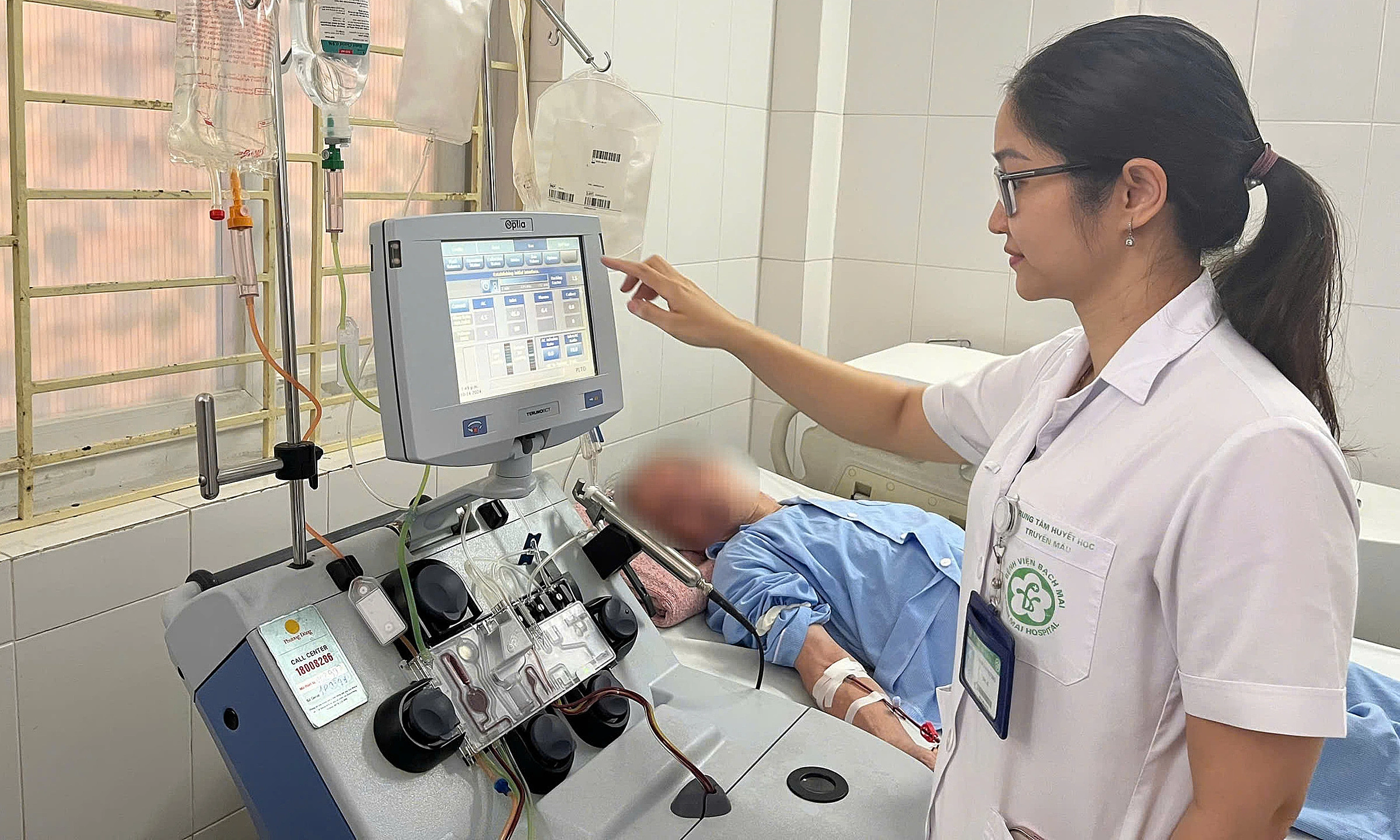 Bác sĩ thực hiện kỹ thuật gạn tách tế bào gốc cho bệnh nhân trước ghép. Ảnh: BVCC