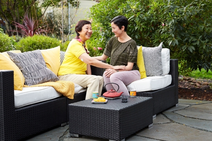 Với thiết bị theo dõi đường huyết liên tục, người mắc đái tháo đường có thể biết chỉ số đường huyết của mình bất cứ lúc nào và sống chủ động hơn. Ảnh: Abbott
