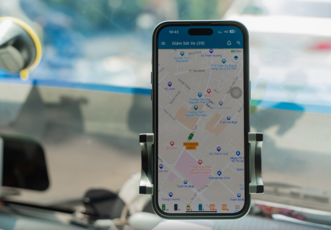Phần mềm định vị GPS giúp cập nhật lộ trình, nhiệt độ vaccine trên xe theo thời gian thực. Ảnh: FPT Long Châu