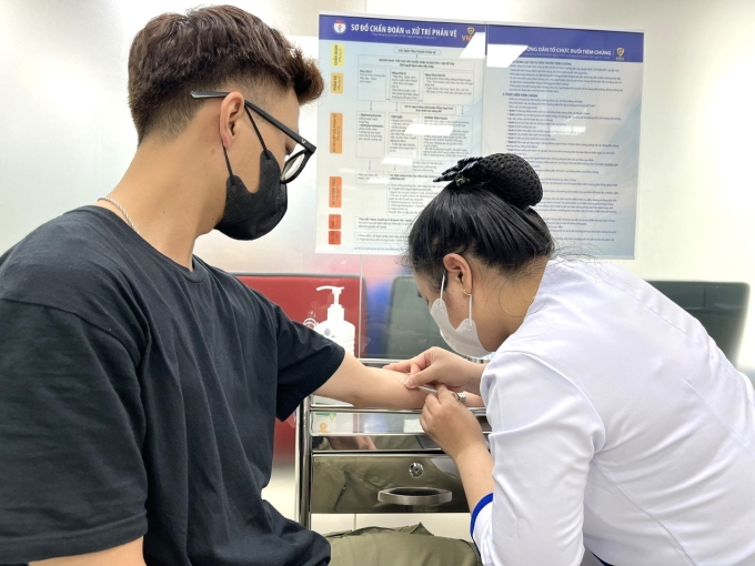 Một trường hợp thử phản ứng trước khi tiêm huyết thanh uốn ván(SAT) tại VNVC. Ảnh: Diệu Thuần