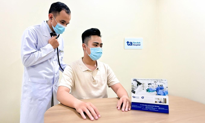 Bác sĩ Minh Thuận khám hô hấp cho người bệnh. Ảnh: Bệnh viện Đa khoa Tâm Anh