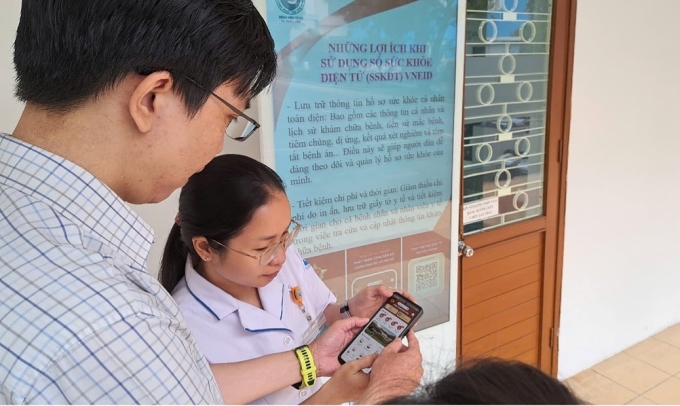 Nhân viên y tế hướng dẫn, hỗ trợ người dân cài đặt VneID và sử dụng Sổ sức khoẻ điện tử tại Bệnh viện Từ Dũ