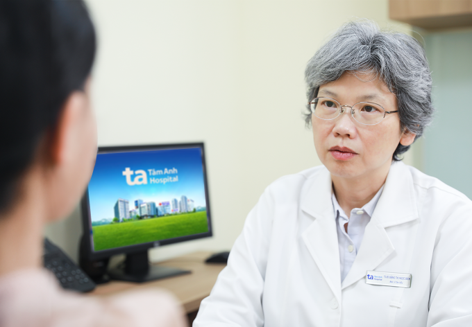 Bác sĩ Bích tư vấn cho người bệnh về liệu trình điều trị thâm môi. Ảnh minh họa: Bệnh viện cung cấp