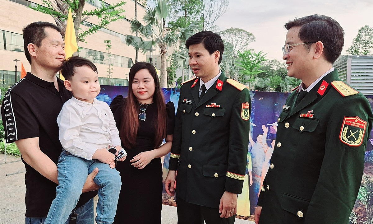 Sản phụ từng vượt cửa tử Covid đưa con hội ngộ bác sĩ