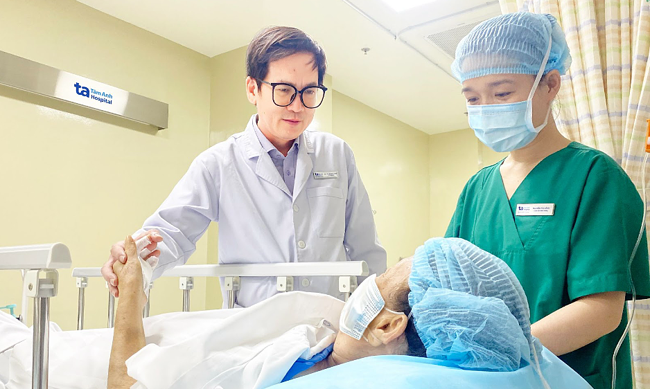 Bà cụ ba lần ung thư da ở lòng bàn tay