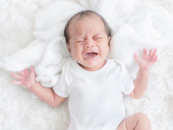 Triệu chứng ho ở trẻ dưới một tuổi có thể là biểu hiện của ho gà, gia đình cần cho con khám kịp thời. Ảnh: Vecteezy