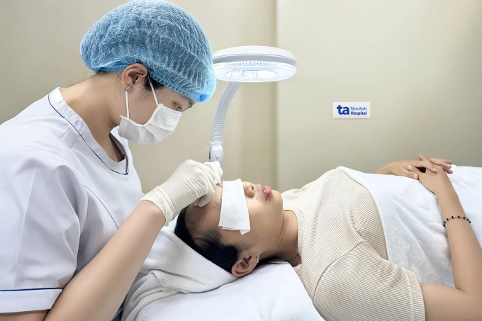 Người bệnh được kỹ thuật viên lấy nhân mụn. Ảnh: Bệnh viện Đa khoa Tâm Anh