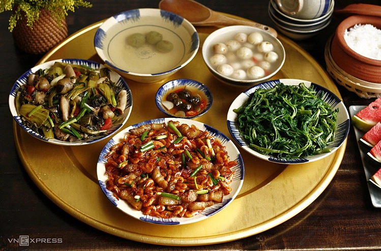 Chuẩn bị bữa sáng giống một mâm cơm bình thường là tốt nhất.