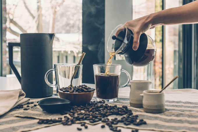 Chuyên gia nghiên cứu tuổi thọ Dan Buettner cho biết uống cà phê trước buổi trưa có thể kéo dài tuổi thọ. Ảnh: Pexels