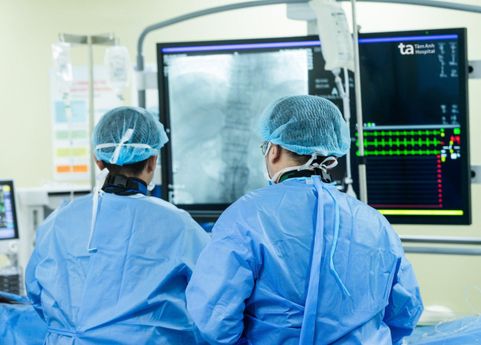 Các bác sĩ đặt stent graft ngăn vỡ túi phình động mạch chủ ngực cho bệnh nhân. Ảnh: Thanh Luận