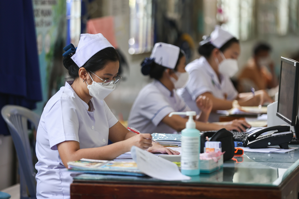 Tiền phụ cấp của y bác sĩ có thể tăng gấp 3 lần