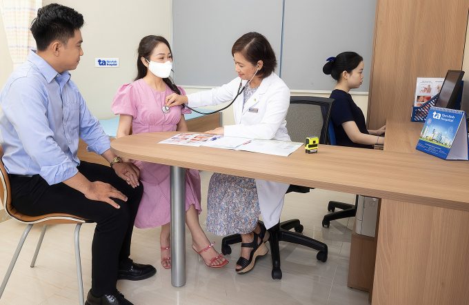 Bác sĩ Hoa đang khám cho người bệnh. Ảnh minh họa: Bệnh viện Đa khoa Tâm Anh