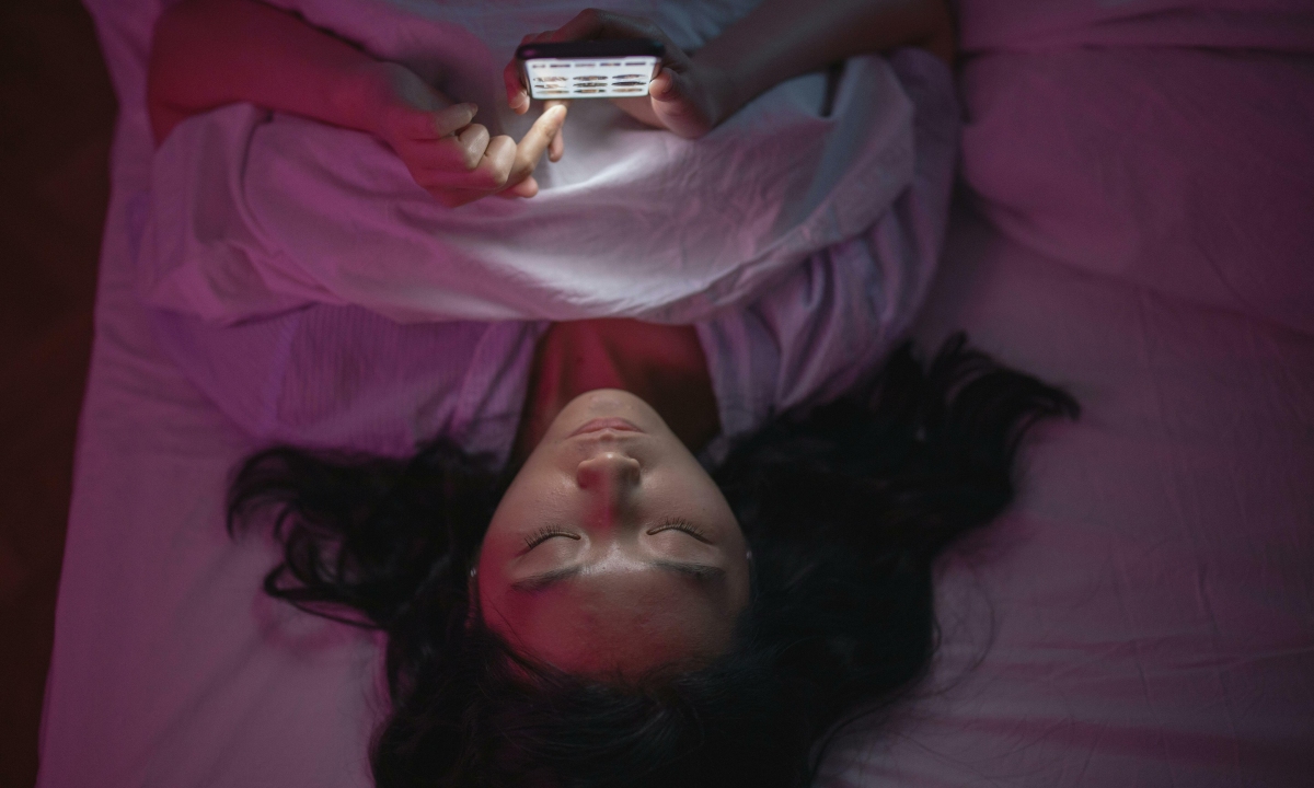 Lướt điện thoại bao lâu sẽ gây mất ngủ?