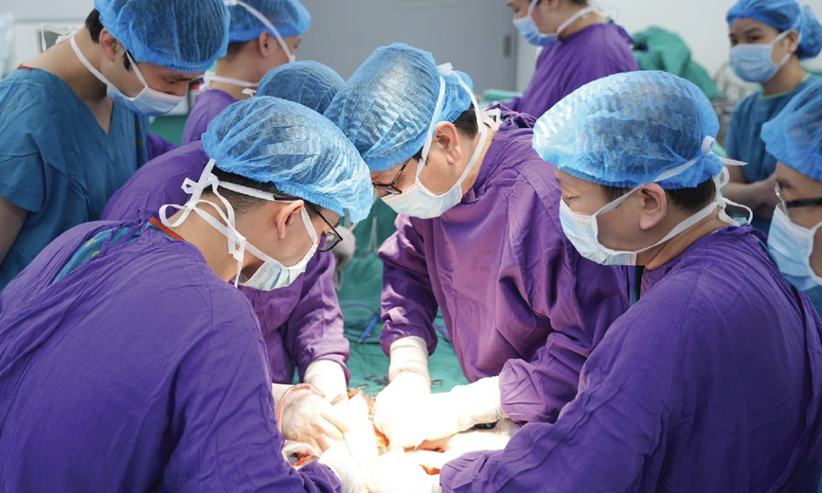 Gần 100 y bác sĩ xuyên đêm ghép tạng hồi sinh ba cuộc đời
