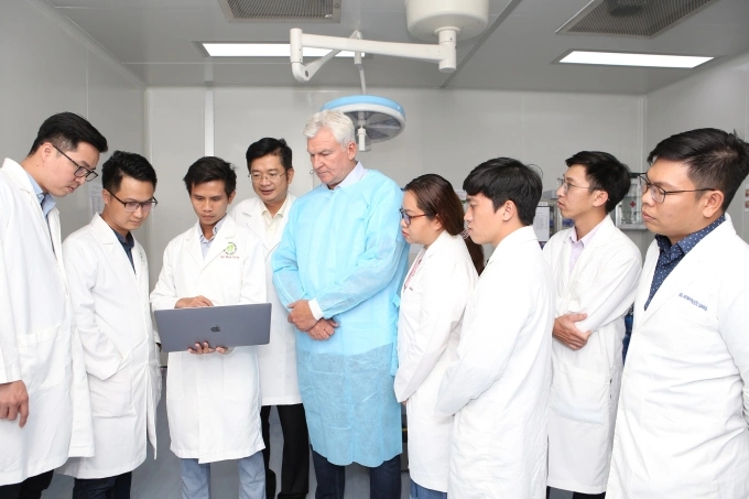 Giáo sư Paulo Malo (áo xanh) cố vấn phương pháp Implant toàn hàm All on 4. Ảnh: Bệnh viện Răng Hàm Mặt Sài Gòn