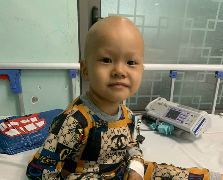'Chiến binh' 5 tuổi chống chọi với ung thư