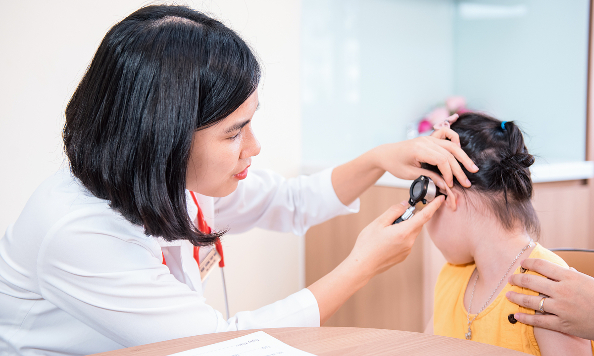 Bé 11 tuổi điếc đột ngột sau mắc cúm