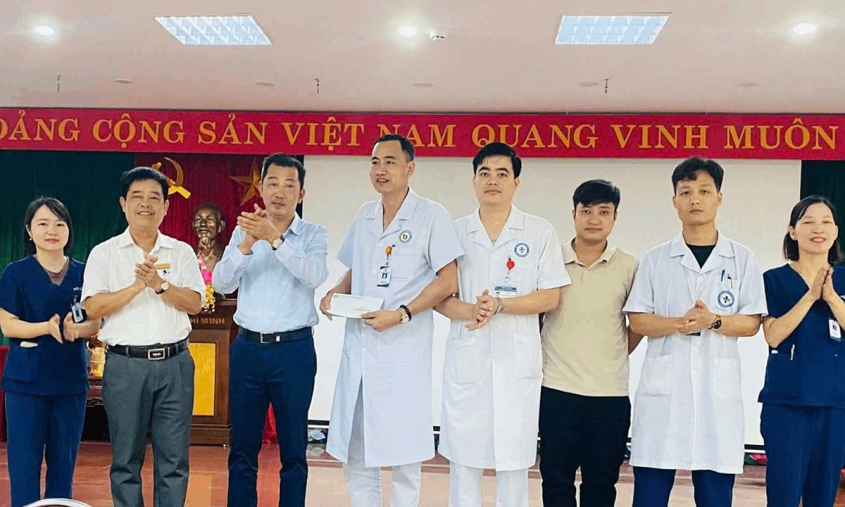Tuyên dương y bác sĩ bị hành hung vẫn ép tim cứu trẻ