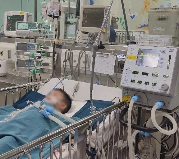 Thời điểm nhập viện, trẻ nhợt nhạt, đau nhiều do bị xe công nông cán qua người. Ảnh: TT