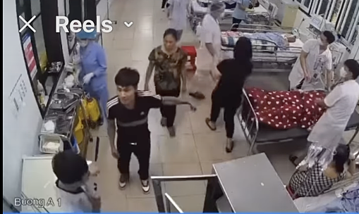 Nhân viên y tế bị đấm liên tiếp vào mặt