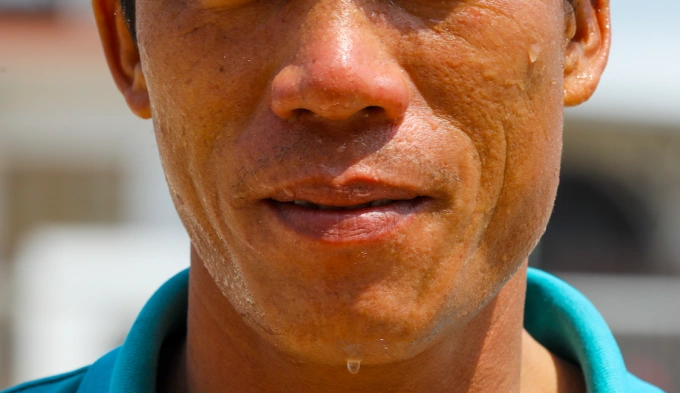 Mặc quần áo thoáng mát, tránh ra ngoài trời nắng và hạn chế một số thực phẩm cay, nóng có thể giúp giảm đổ mồ hôi. Ảnh: Quỳnh Trần