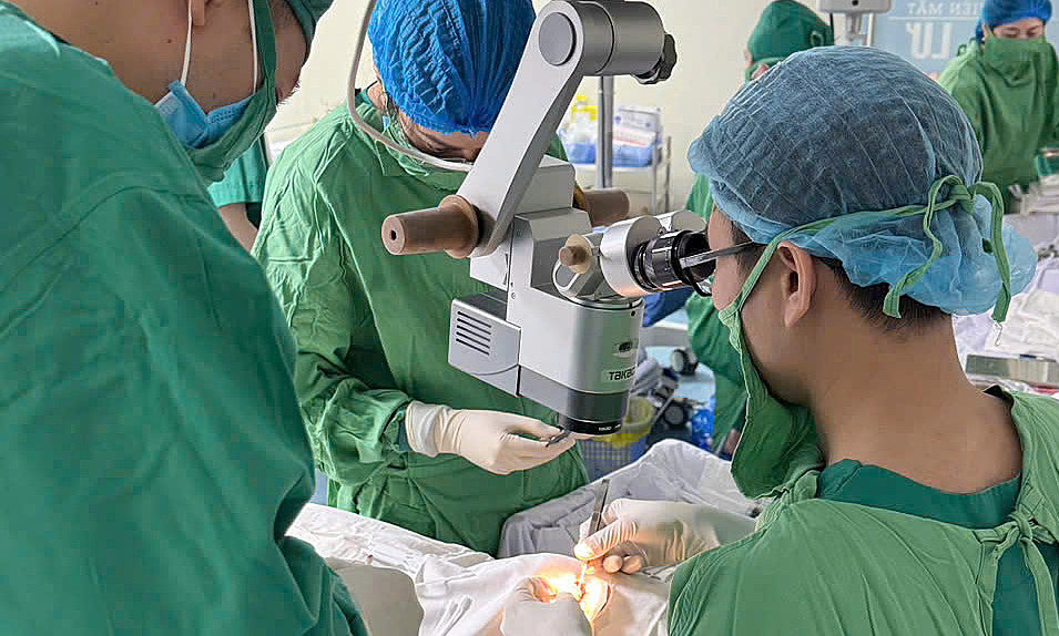 Mổ đặt "ống thoát nước" cứu mắt bệnh nhân cườm