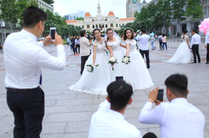Giới trẻ chụp ảnh cưới tập thể. Ảnh: Việt Anh