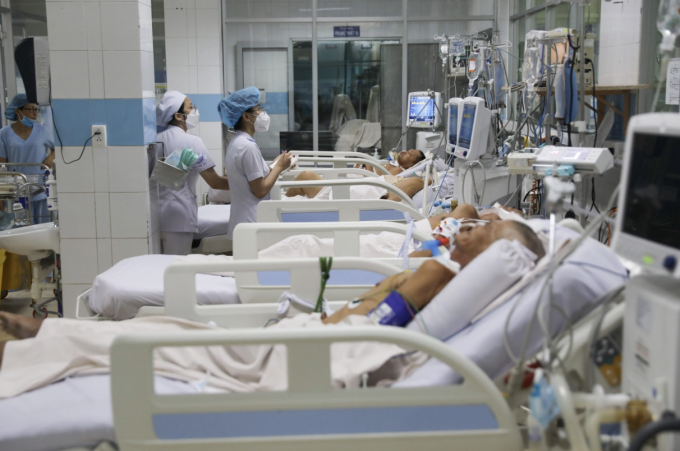 Điều trị bệnh nhân tại bệnh viện tuyến cuối ở TP HCM. Ảnh: Quỳnh Trần