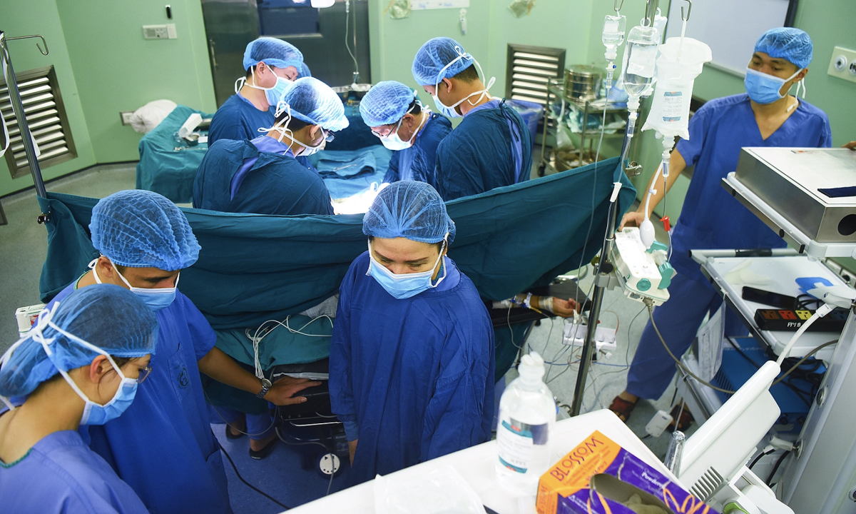 Sức ép sau cánh cửa phòng cấp cứu