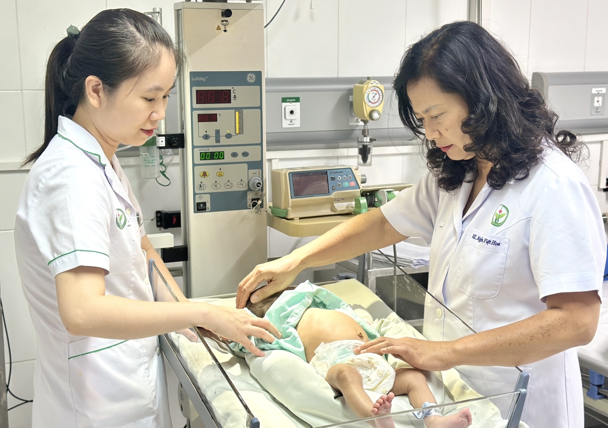 14 năm sống trong hình hài nữ, đi khám mới biết là con trai