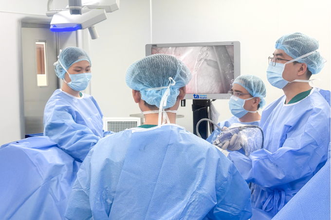 Bác sĩ Quốc Thái (thứ 2 từ phải qua) phẫu thuật cho ông Việt. Ảnh: Bệnh viện Đa khoa Tâm Anh