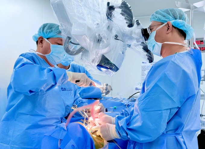 Bác sĩ đặt đĩa đệm nhân tạo chính xác cho ông Ngoan. Ảnh: Bệnh viện Đa khoa Tâm Anh