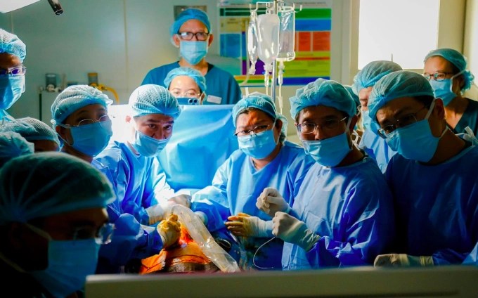 Các y bác sĩ tập trung cao độ nhìn vào màn hình trong cuộc can thiệp ngày 28/5. Ảnh:Bệnh viện cung cấp