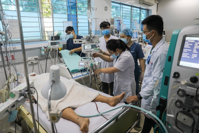 Bác sĩ bệnh viện Bệnh Nhiệt đới TP HCM điều trị một bệnh nhân sốt xuất huyết. Ảnh: Quỳnh Trần