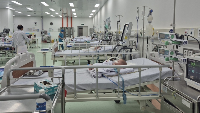 Trẻ điều trị tại Khoa Hồi sức tích cực chống độc, Bệnh viện nhi đồng 1. Ảnh: Lê Phương