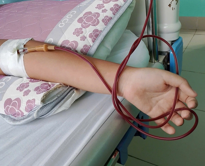 Hàng tháng bệnh nhi lại phải vào viện truyền máu, tốn kém chi phí, mệt mỏi. Ảnh: Gia đình cung cấp