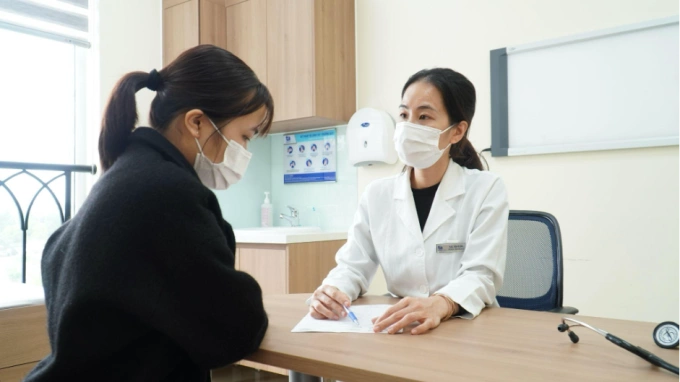 Bác sĩ Hải Bình tư vấn tầm soát ung thư cho người bệnh. Ảnh minh họa: Bệnh viện Đa khoa Tâm Anh
