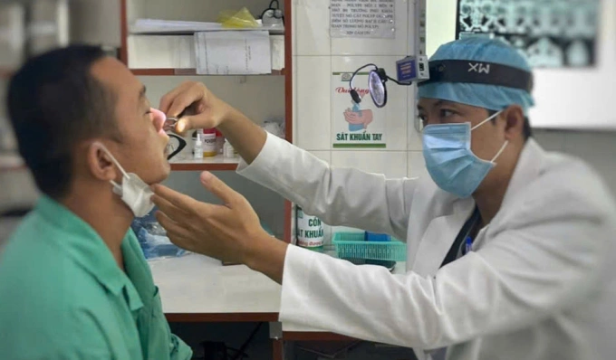 Bác sĩ thăm khám người bệnh. Ảnh: Bệnh viện cung cấp