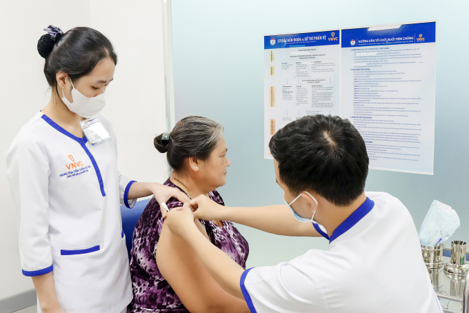 Người cao tuổi đang được nhân viên y tế tiêm vaccine phòng bệnh trong môi trường an toàn tại cơ sở y tế hiện đại