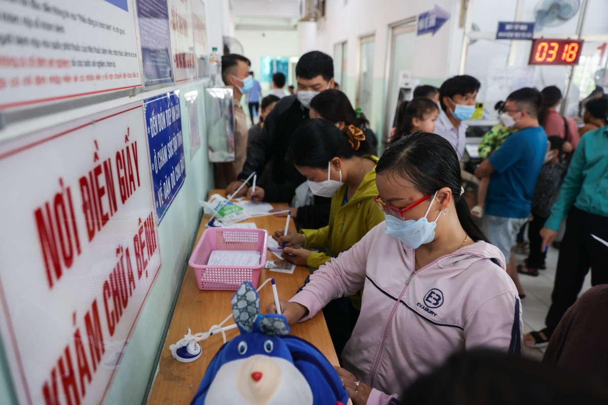 Khám dịch vụ vẫn được BHYT chi trả