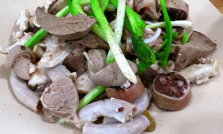 Nguy kịch sau khi ăn tiết canh, lòng lợn
