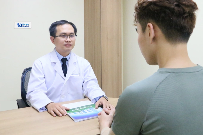 Bác sĩ Tân khám cho người bệnh. Ảnh minh họa: Gia Hưng