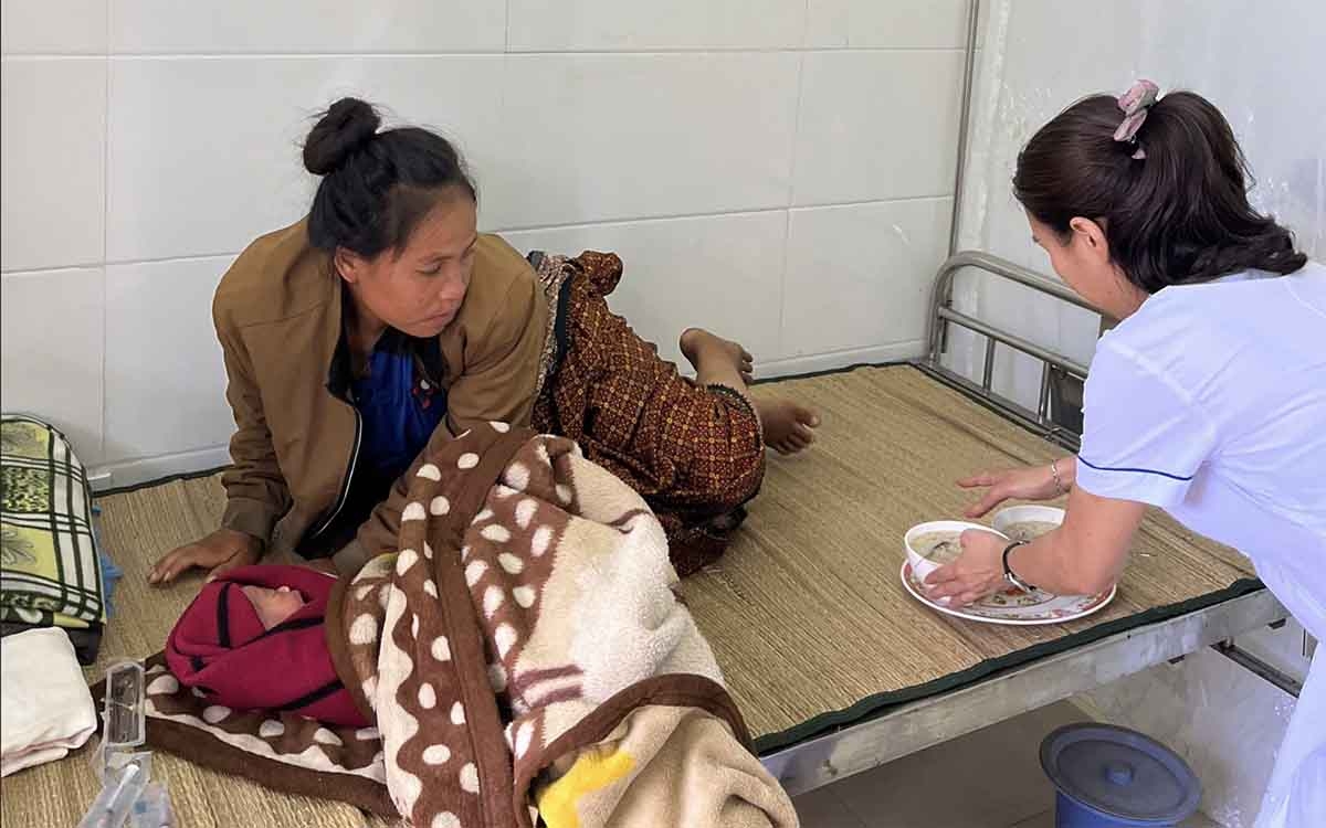 Trạm y tế giúp sản phụ người Lào vượt cạn