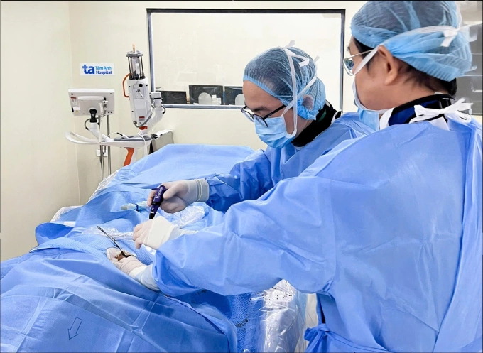 Bác sĩ đặt stent graft điều trị phình động mạch chủ cho bệnh nhân. Ảnh: Hạ Vũ
