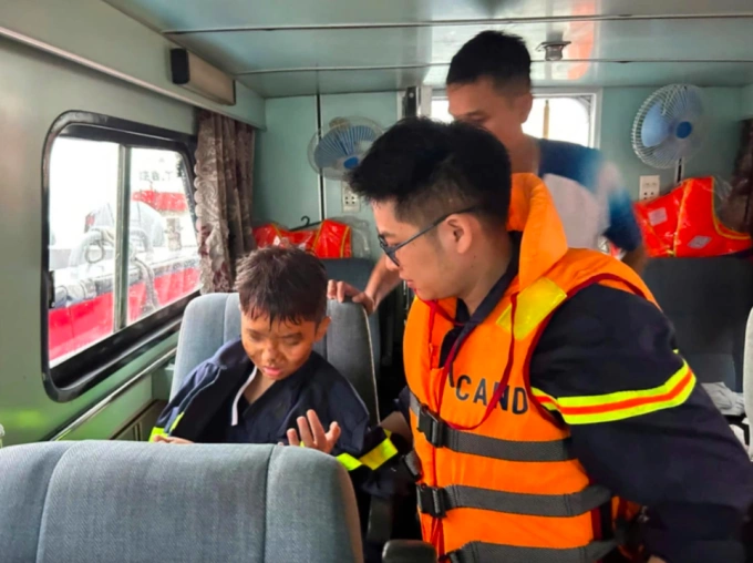 Một cháu bé 14 tuổi sống sót sau vụ lật tàu. Ảnh:Công an tỉnh Quảng Ninh